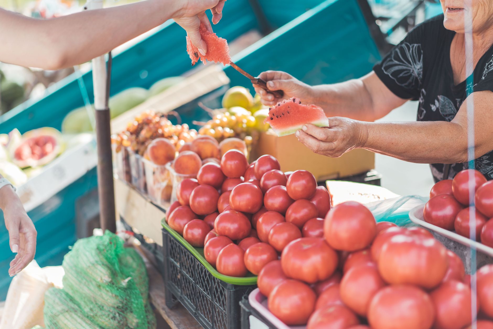 Puesto de la feria del agricultor con frutas y verduras frescas