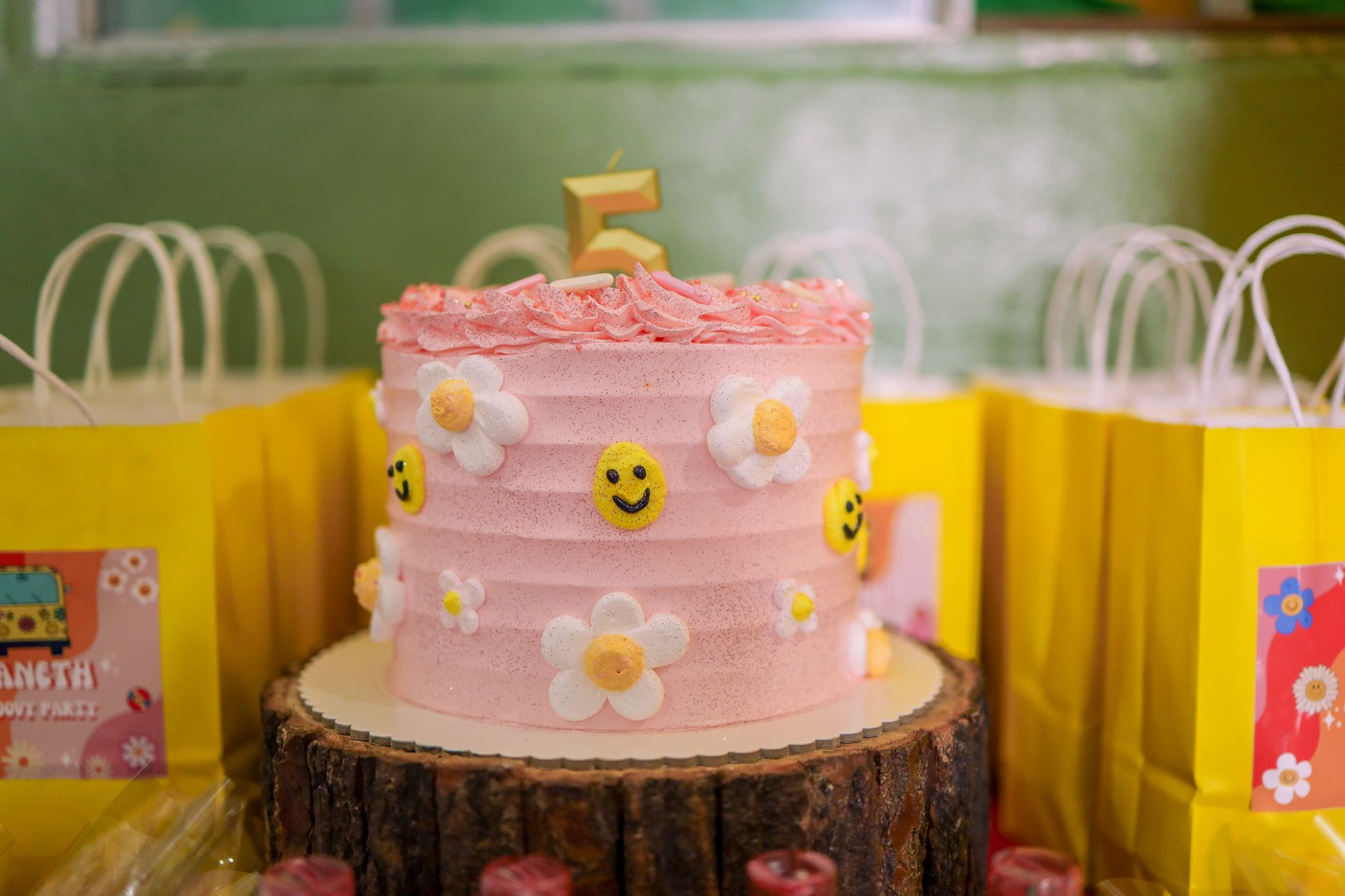 Queque de cumpleaños decorado en rosado