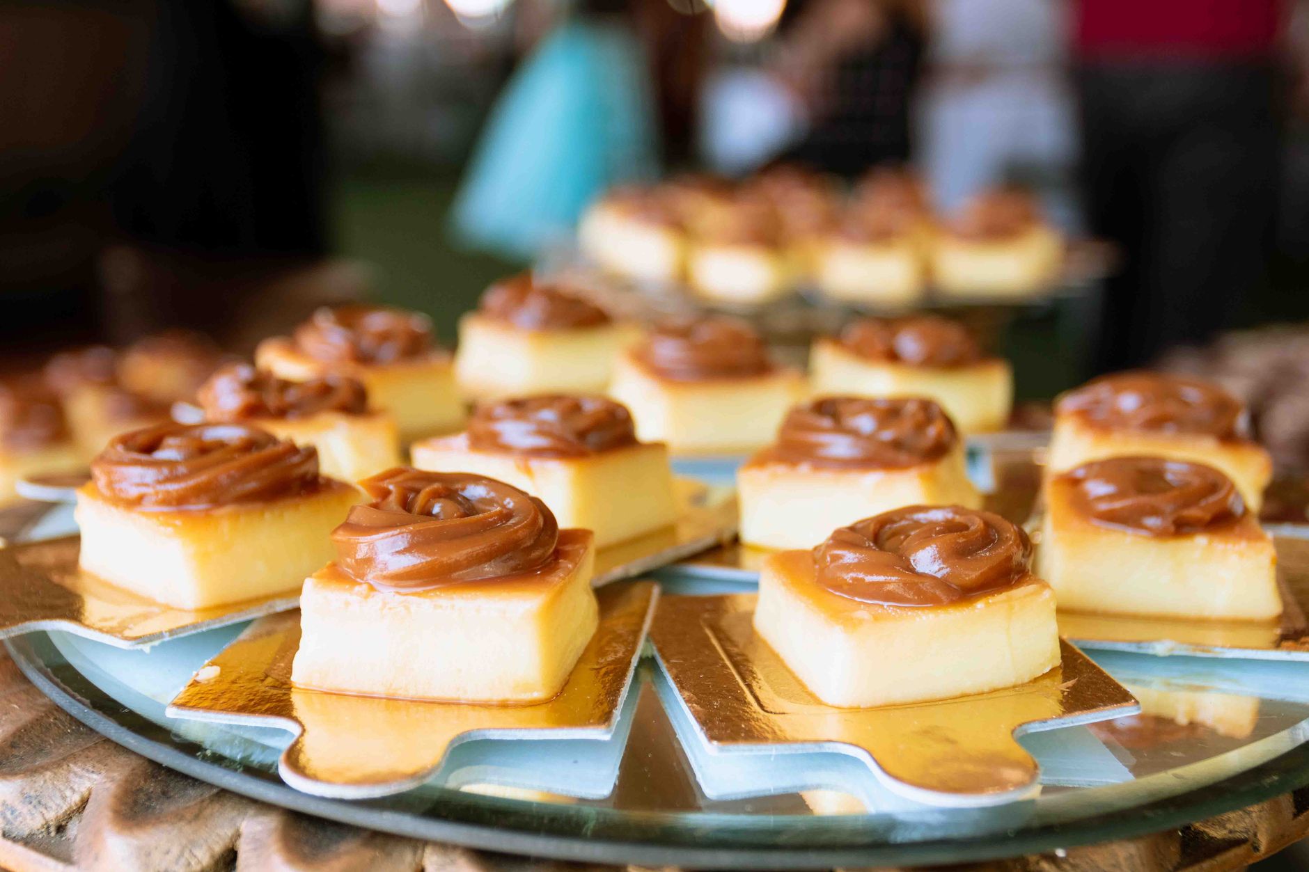Bandeja de bocaditos de mini repostería con dulce de leche